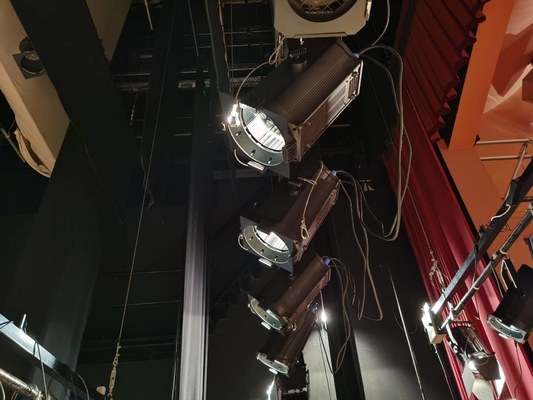 좋은 가격 300W LED CRI95 스테이지 조명 RGBALC 6 In 1 자동 확대 프레슬넬 스팟 라이트 컬러 관리 시스템 온라인으로